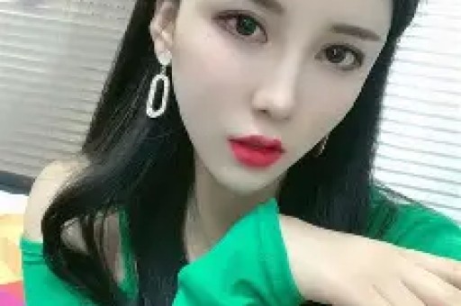 “心疼哥哥”火速破圈屠榜B站热门；新华社揭秘明星天价片酬四大洗钱招数；腾讯推出软件片多多；微博禁止在超话中集资 文娱周报