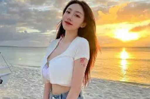 很多网友都在质疑他怎么可能发这么多工资。然而、小杨哥再次在直播间里回应称：公司员工虽然只有1000多人但是还有线多人她们很多是待在家的全职宝妈、也有一部分是短期没有找到工作的大学生、还有一些是因为